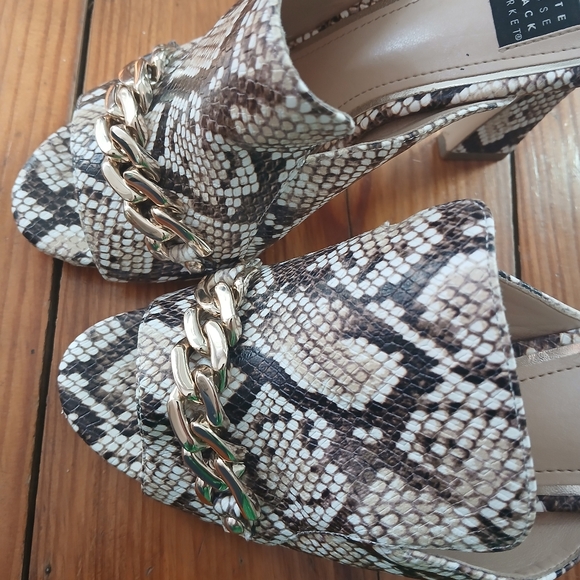 White House Black Market White Brown W/ Gold Chain Snakeskin Mule Heels Sz 6.5 - Picture 12 of 16
